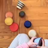 Die verschiedenen Teile von Grapat Serendipity liegen auf dem Fußboden verstreut, daneben sitzt ein Kleinkind.