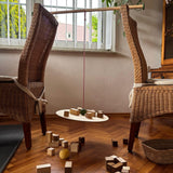 Das Forscherset von Grapat "The Pendulum" ist in einem Esszimmer aufgebaut, in dem die Tragestange auf die Rückenlehnen zweier Stühle abgelegt wurde.