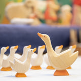 Man sieht auf diesem Bild viele kleine Ostheimer-Gänse aus der limited edition und davor eine große weiße Holzgans von Ostheimer.