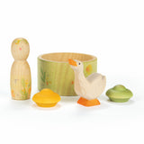 Die Figuren und Teile des "Hello Summer" Set von Grapat stehen nebeneinander. Ein Nin, eine Ostheimer Gans, ein Töpfchen und zwei Grapat Tulip Mandalsteine.