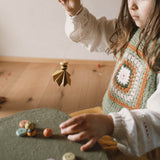 Ein kleiner Engel aus Holz und gefaltetem Papier, gehalten von einem Kind. Eine sehr süße Weihnachtsdeko aus dem Grapat Adventkalender.