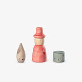 Drei Grapat Holzfiguren zum Spielen aus dem Set Lucky Lucky 4: ein Zauberer mit rosa Hut, ein Kegel, der wie ein Kätzchen aussieht und ein blauer runder Hocker.