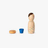 Drei Holzfiguren zum Spielen und Sammeln von Grapat Luky Lucky 4: eine kleine schlanke Holzfigur mit gemaltem Hütchen, einen kleinen Eimer in blau und einen kleinen Taler.