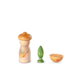 Drei Spielfiguren aus Holz von Grapat Lucky Lucky 4: ein Holzmännchen mit Hut und gemalter Umhängetasche, ein kleiner Kaktus und eine halbe Melone.