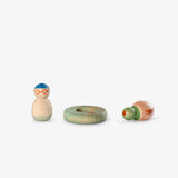 Drei Holzfiguren zum Spielen und Sammeln von Grapat Lucky Lucky 4: eine kleine Figur mit aufgemalter Brille und Schwimmkappe, ein Schwimmreifen und eine kleine Ente.