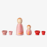 Holzspielzeug von Grapat Lucky Lucky 4: Zwei Nins, groß und klein, die mit rosa Kleidung bemalt sind, daneben stehen winzig kleine Eimer in rosa und rot.