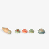 Fünf kleine Spielfiguren aus Holz, die der Form und Bemalung wegen wohl Meeresbewohner sind, von Grapat Lucky Lucky 4 zum Spielen und Sammeln.