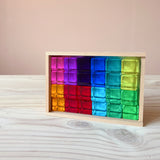 Blick in die Holzkiste von Bauspiel: alle Lichtbauquader aus Acryl sind darin einsortiert.