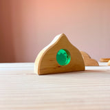 Ein Märchenschloss Holzbaustein von Bauspiel mit einem hellgrünen Funkelstein aus Acryl.