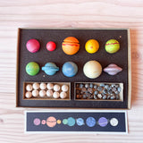 Das Lernspielzeug Dear Universe von Grapat in seiner Verpackung.