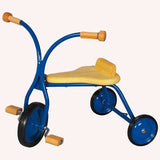 Das Dreirad von Lautenbach in der Farbe blau mit Sitz und Pedalen aus Fichtenholz und Lenker aus Leder.