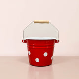 Roter Emaille Kübel mit weißen Punkten zum Spielen für Kinder.