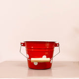 Kleiner, roter Emaille Kübel mit weißen Punkten zum Spielen für Kinder mit Holzgriff.