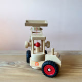 Der Fagus Radlader aus Holz zum Spielen in einer Kurve, das Gelenk des Fahrzeugs ist gut zu erkennen.