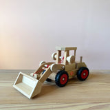 Der Fagus Radlader aus Holz zum Spielen von vorne, der Seilzug der Baggerschaufel ist gut zu erkennen.