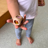 Ein Kind hält einen Glitzerwüfel von Nic Toys in der flachen Hand.