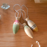 Grapat Winter Sparkles Weihnachtsdekoration, drei Anhänger im Form einer Glühkerze, wunderschön bemalt, aus Holz.