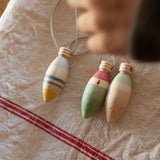 Christbaumschmuck Grapat Winter Sparkles: die drei Anhänger liegen auf einem Leinentuch.