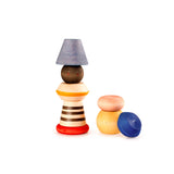 Die bunten, verschiedenförmigen Grapat Serendipity Bausteine teilweise aufeinander gestapelt, teilweise am Boden liegend.