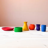 Grapat Pots verschiedene Becher und Schalen zum Spielen in den sechs Regenbogenfarben stehen nebeneinander.