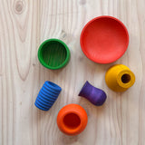 Das Spielset Grapat Pots mit allen sechs Bechern in Regenbogenfarben ist von oben zu sehen.