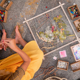 Der Grapat Frame, aufgebaut, bespannt mit der Hanfschnur, liebevoll bestückt mit Blumen, Zweigen und bunten Wollfäden.