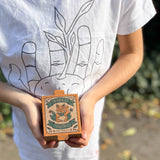 Ein Kind hält die Verpackung von Grapat Lucky Lucky 3. Edition in den Händen und zeigt sie in die Kamera.