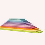 Die elf flachen, rechteckigen Bauplatten in Pastell zu einer Pyramide aufeinander gestapelt.