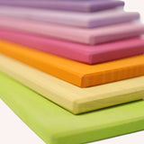 Nahaufnahme der Kanten der Grimms Bauplatten, die Holzmaserung und Lasur ist gut zu erkennen.