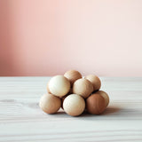 Der Kugelgreifling natur von Kokomoo mit 12 Kugeln aufgefädelt auf einem hochwertigen Gummiband.