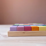 Der Holzrahmen mit den Würfeln von Grimms Pastell Mosaik von nahe fotografiert, sodass die schöne Holzmaserung zu sehen ist.