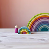 Der große Regenbogen Pastell von Grimms, davor der Mini Regenbogen Pastell mit sechs verschiedenen Farben.