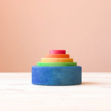 Grimms Stapelbecher Schälchenset Rot ineinander gestapelt, der größte der Stapelbecher ganz außen ist blau, dann grün, gelb, orange und der kleinste ist rot ganz innen.