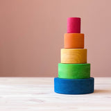 Grimms Stapelbecher namens Schälchenset Blau aufeinander zu einem Turm gestapelt, der größte der Stapelbecher ganz unten ist blau, dann grün, gelb, orange und der kleinste ist rot.