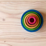 Grimms Stapelbecher Schälchenset Blau ineinander gestapelt, von oben, der größte der Stapelbecher ganz außen ist blau, dann grün, gelb, orange und der kleinste ist rot ganz innen.