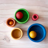 Grimms Stapelbecher Schälchenset Blau einzeln als Schälchen aufgestellt, Kugeln aus Holz und ein kleiner Filzball sind darin verteilt.