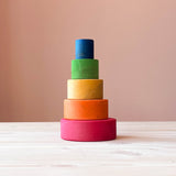 Grimms Stapelbecher namens Schälchenset Rot aufeinander zu einem Turm gestapelt, der größte der Stapelbecher ganz unten ist rot, dann orange, gelb, grün und der kleinste ist blau.