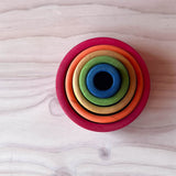 Grimms Stapelbecher Schälchenset Rot ineinander gestapelt, von oben, der größte der Stapelbecher ganz außen ist rot, dann orange, gelb, grün und der kleinste ist blau ganz innen.