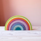 Der große Regenbogen Pastell von Grimms in pastelligen zwölf Regenbogenfarben.