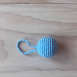 Ein hellblauer Häkelball mit Schlaufe von Kokomoo.