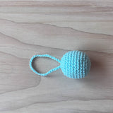 Ein helltürkiser Häkelball mit Schlaufe von Kokomoo.