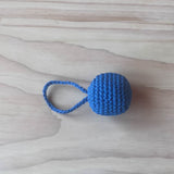 Ein kobaltfarbener Häkelball mit Schlaufe von Kokomoo.