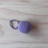 Ein lila Häkelball mit Schlaufe von Kokomoo.