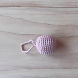 Ein rosa Häkelball mit Schlaufe von Kokomoo.