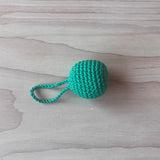 Ein smaragdgrüner Häkelball mit Schlaufe von Kokomoo.