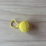 Ein sonnengelber Häkelball mit Schlaufe von Kokomoo.