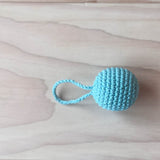 Ein türkiser Häkelball mit Schlaufe von Kokomoo.