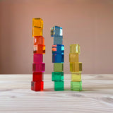 Drei farblich sortierte Säulen aufgebaut aus den bunten Lichtbauwürfeln von Bauspiel.