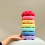 6 kleine Steine des Stapelstein MINI Regenbogen Set Pastell gestapelt, ganz oben drauf ein siebter Mini-Stein, nämlich Confetti Red&Blush.