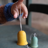 Der Christbaumschmuck "Jingle Joy Bells" von Grapat in gelb gehalten von einem Kind.